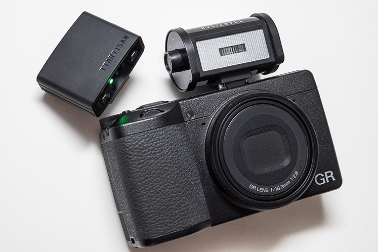 GR III とフィルムパトローネ型の超小型フラッシュ （かつ